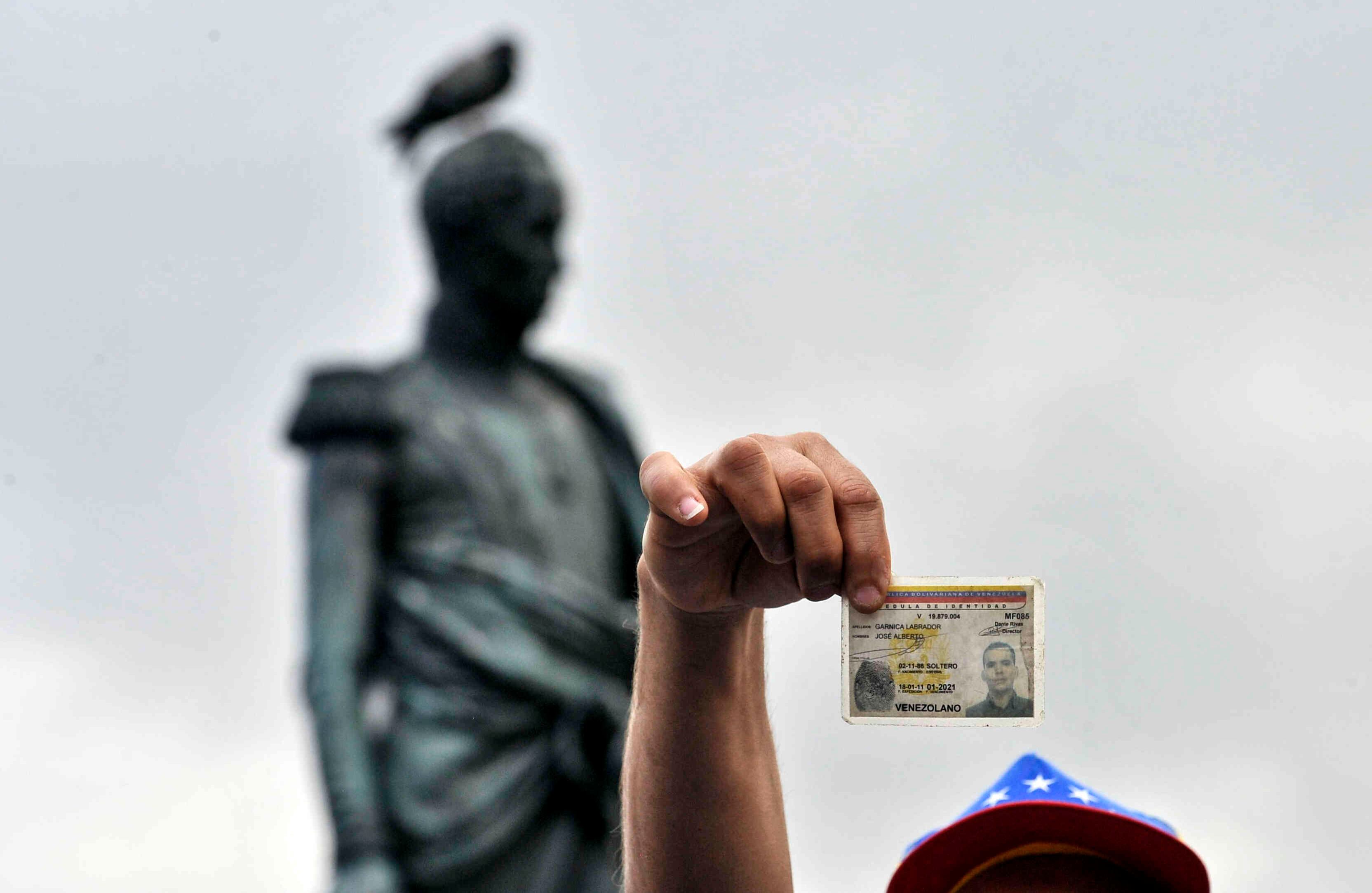 Un ciudadano venezolano muestra su documento de identidad luego de  sufragar, en la Plaza de Bolívar, en Bogotá,  el domingo 16 de julio de 2017,  en Colombia, durante las votaciones al plebiscito. Esta jornada democrática ha sido  impulsada  por la oposición al gobierno de Nicolás Maduro. En las tarjetas, los ciudadanos deben responder ‘sí’ o ‘no’ a tres preguntas: la primera es si respalda el plan del presidente Nicolás Maduro de cambiar la Constitución; la segunda es si  apoya la intervención de las Fuerzas Armadas para “restituir el orden constitucional” y por último si desea un gobierno de unidad nacional. Foto: Carlos Julio Martínez / SEMANA