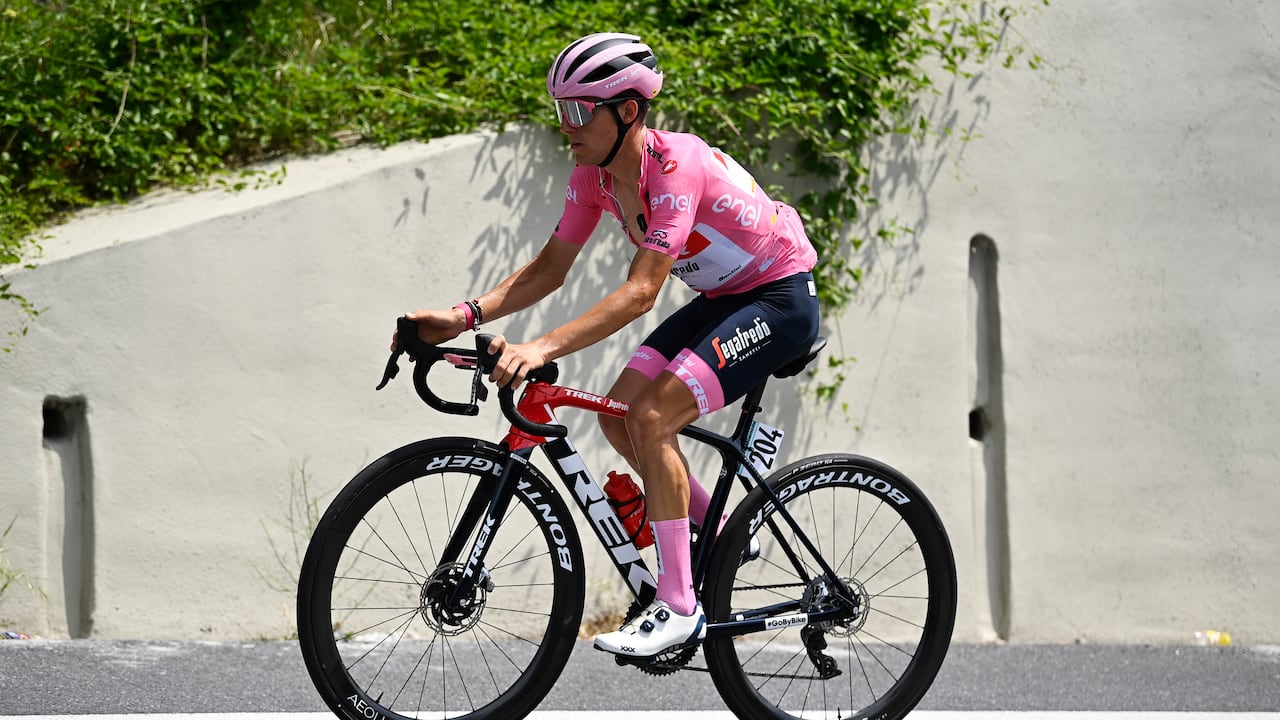 Juan Pedro López del Trek con la 'maglia rosa' en el Giro de Itala 2022