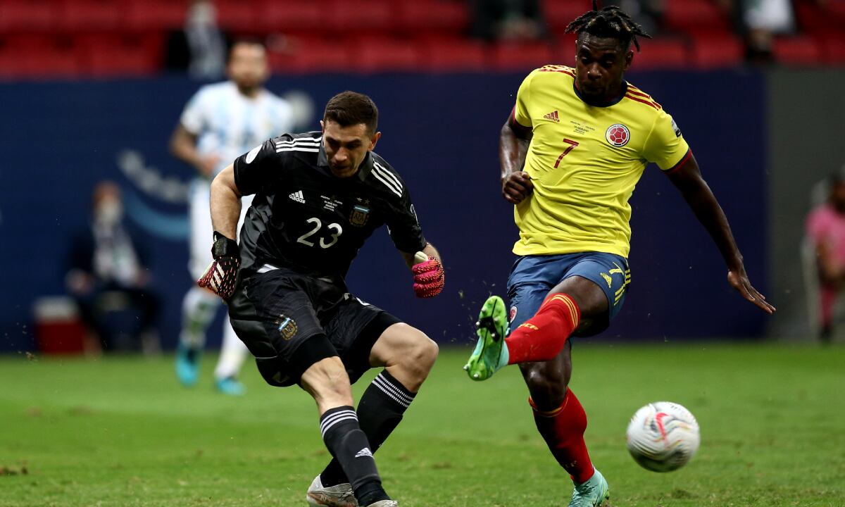 BRASILIA, BRAZIL - JULY 06: Duvan Zapata of Colombia competes for the ball with goalkeeper Emiliano Martinez of Argentina during the semifinal match between Argentina and Colombia as part of CONMEBOL Copa America Brazil 2021 at Mane Garrincha Stadium on July 6, 2021 in Brasilia, Brazil. (Photo by Getty Images/ MB Media)