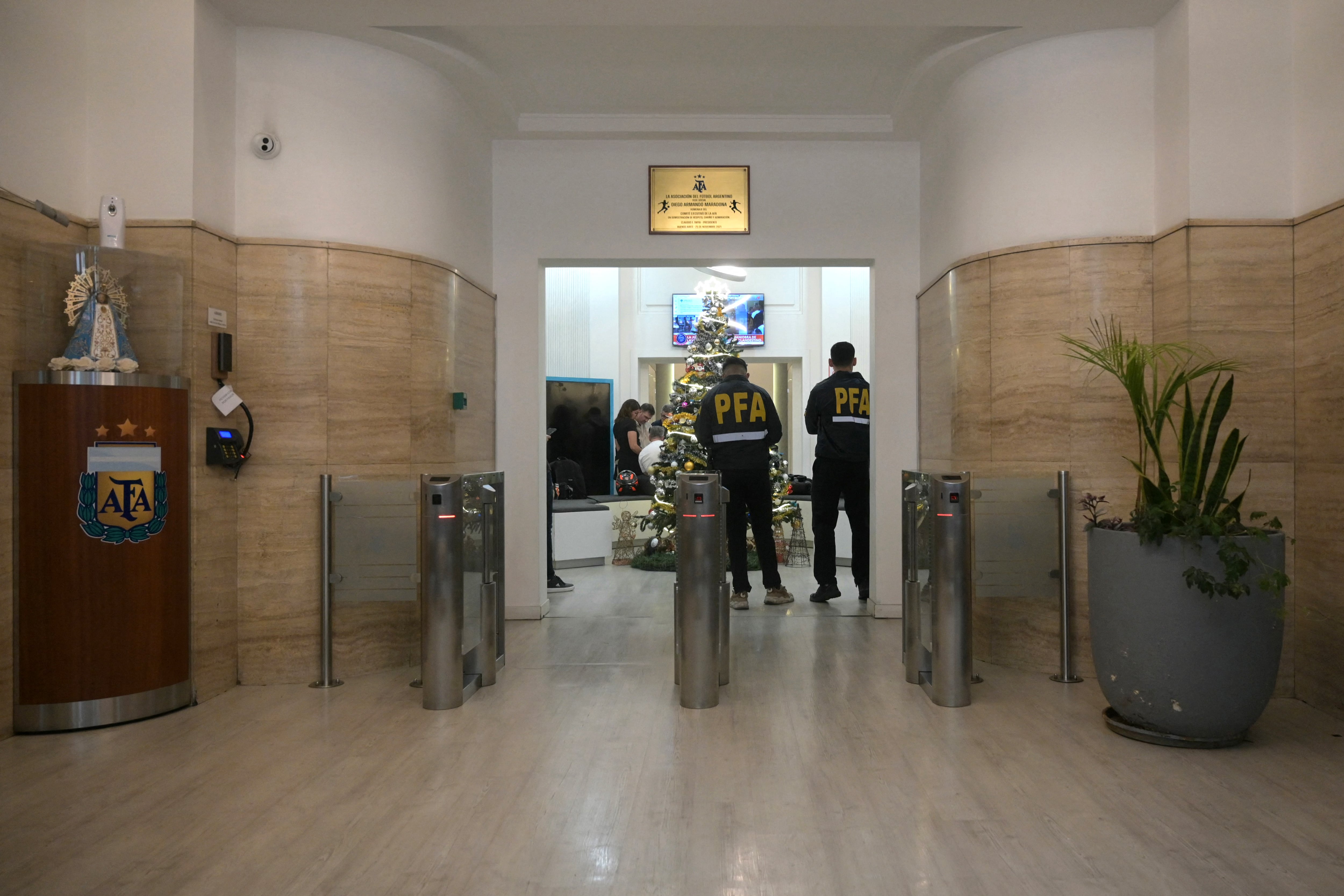 Efectivos de la Policía hicieron el ingreso a la sede de AFA