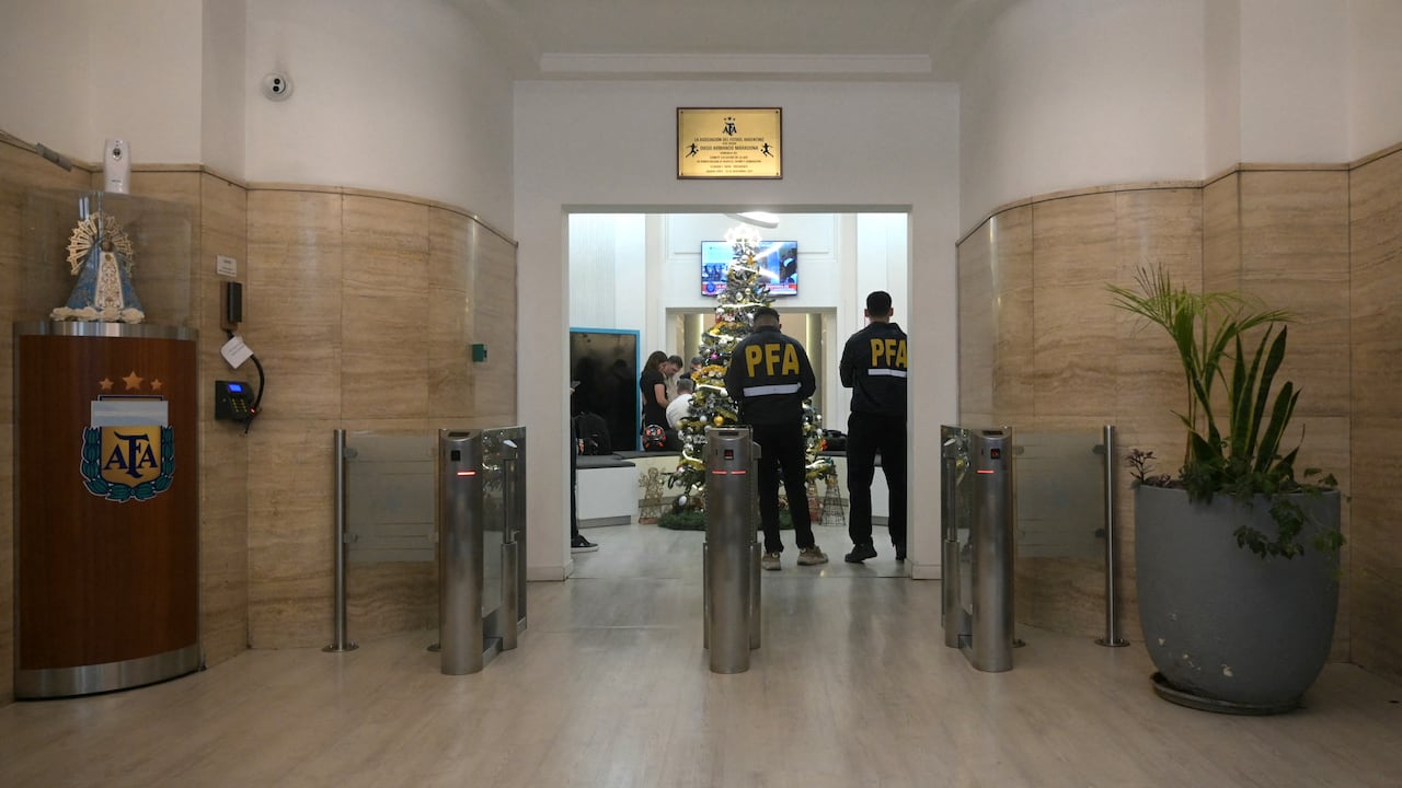 Efectivos de la Policía hicieron el ingreso a la sede de AFA.