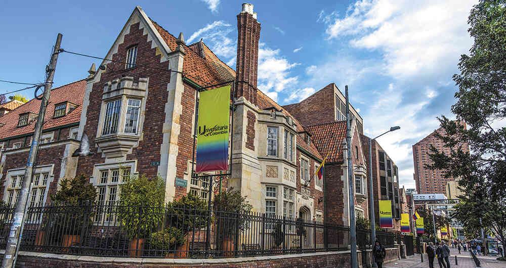 La Universitaria de Colombia está ubicada sobre una de las avenidas principales de Bogotá: la carrera Séptima, junto al Parque Nacional.