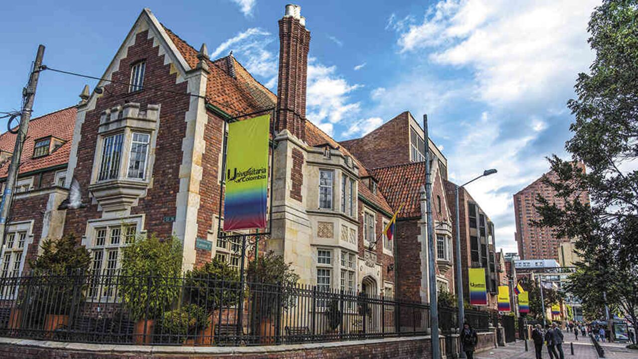 La Universitaria de Colombia está ubicada sobre una de las avenidas principales de Bogotá: la carrera Séptima, junto al Parque Nacional.