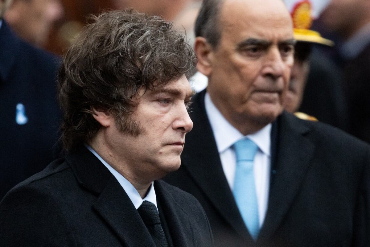 El presidente de Argentina, Javier Milei (izq.), y el jefe de Gabinete, Guillermo Francos, caminan desde el Palacio Presidencial Casa Rosada hasta la Catedral de Buenos Aires el 25 de mayo de 2025 para asistir a un Te Deum en conmemoración del 215 aniversario de la Revolución de Mayo que condujo a la independencia de Argentina de España. (Foto de TOMAS CUESTA / AFP)