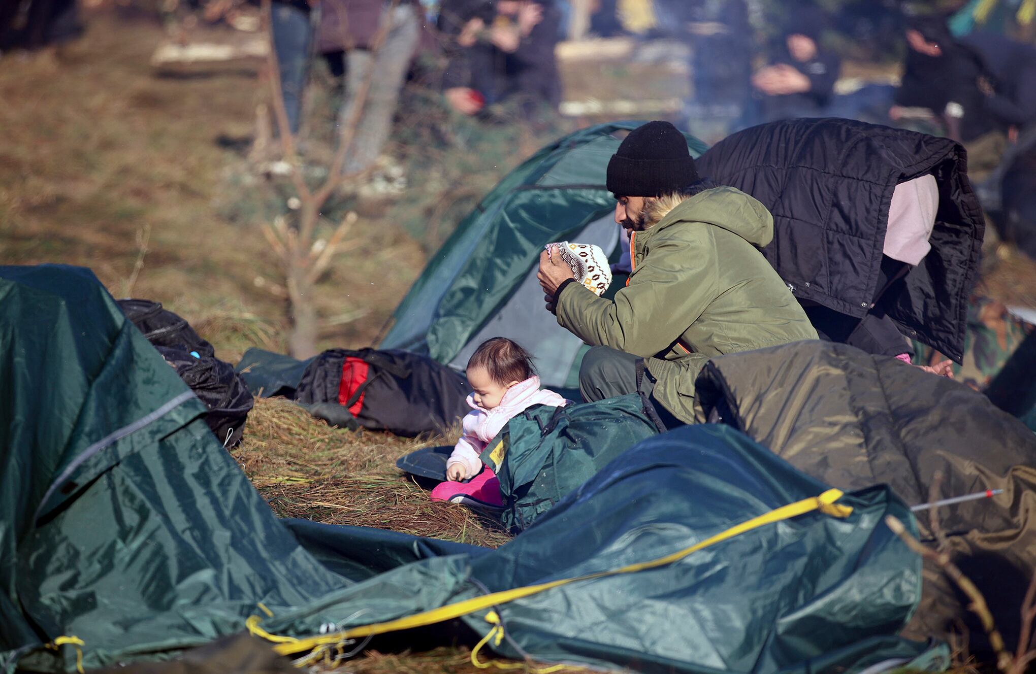 Cientos de migrantes intentan cruzar desde el lado bielorruso de la frontera con Polonia cerca de Kuznica Bialostocka.