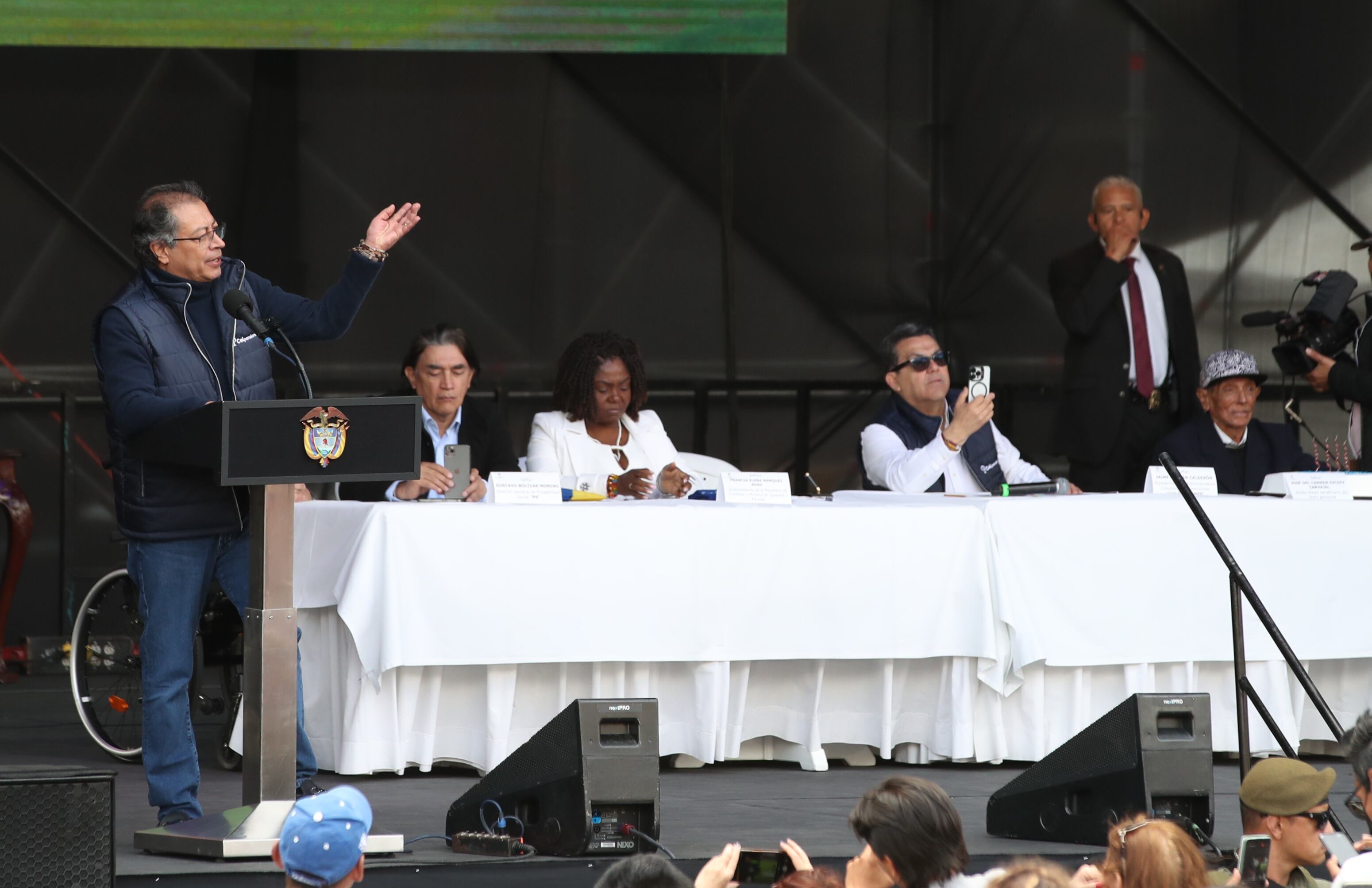 Presidente Gustavo Petro sanciona la Reforma Pensional en la Plaza de Bolívar para ponerle la firma la ley ante cientos de adultos mayores