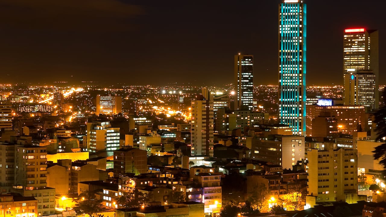 La gravedad influye en la percepción del tiempo dependiendo la altitud que se tenga, por lo que el tiempo transcurre de forma más lenta para aquellos que están más cerca de una masa gravitacional considerable.