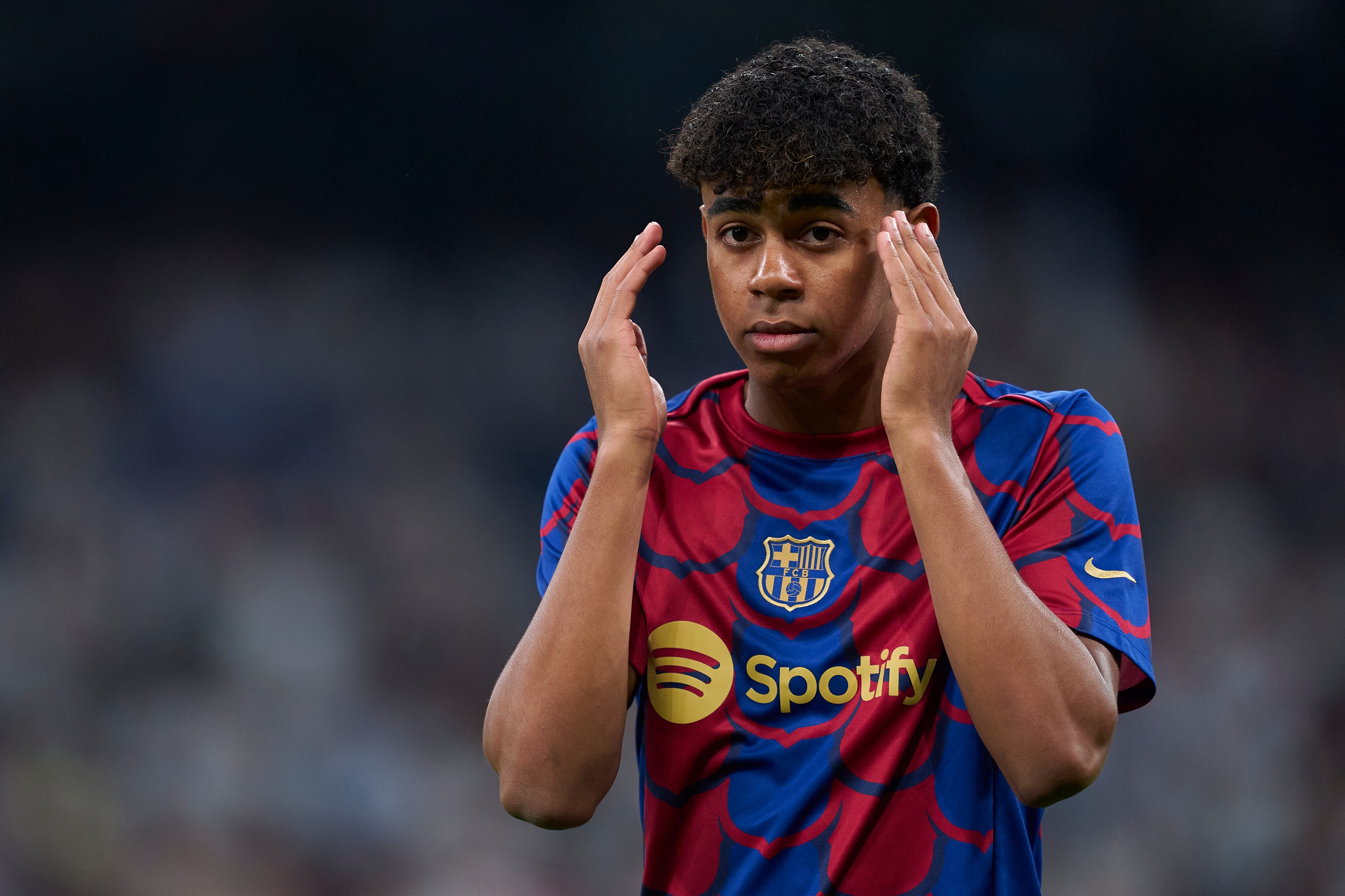 Lamine Yamal en medio de 'El Clásico'.