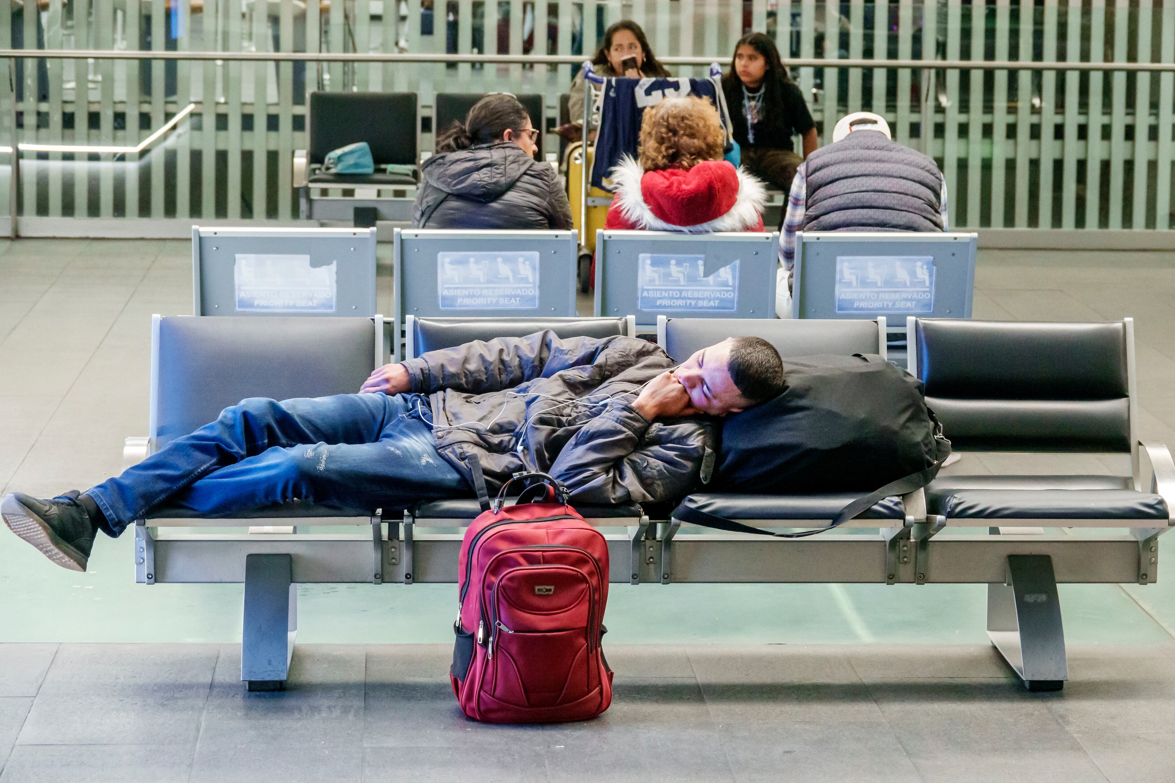 Aliste en su equipaje de mano las cosas básicas que necesita para poder dormir en el aeropuerto