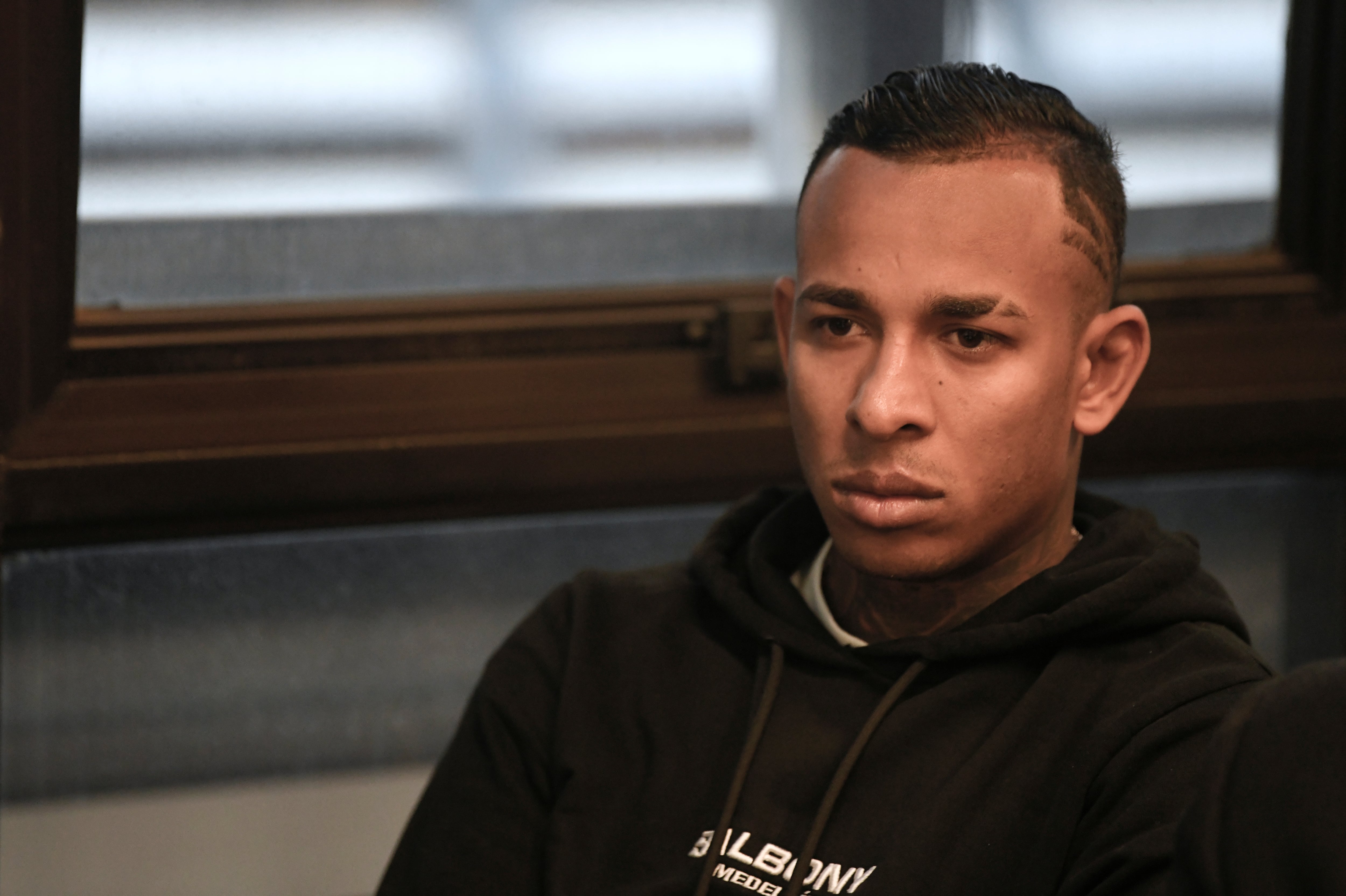 El futbolista colombiano Sebastián Villa, del club argentino Boca Juniors, durante una audiencia en el juicio en su contra por los presuntos delitos de violencia de género en perjuicio de la denunciante Daniela Cortés, en Buenos Aires, el miércoles 17 de mayo de 2023. (AP Foto/Gustavo Garello)