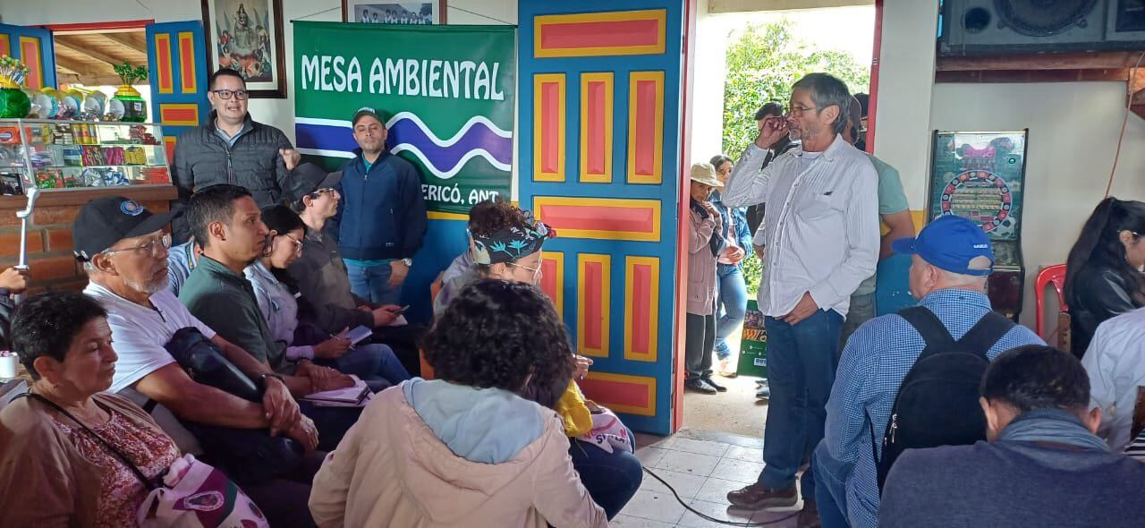 Delegados del gobierno se reunieron con campesinos en Jericó, Antioquia, quienes protestan contra proyectos de minería de cobre.