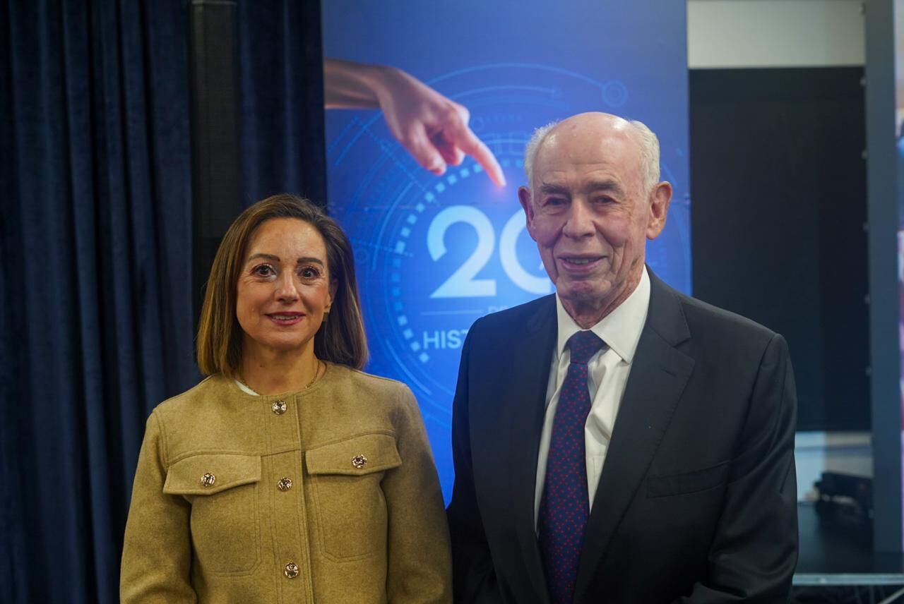 ● Los jóvenes de estratos 1,2 y 3 que quieran hacer de la docencia bilingüe su proyecto de vida, y los
docentes que deseen complementar su formación con inglés, innovación y tecnología, formando parte
de comunidades de aprendizaje y de práctica, aspirando a becas y mejores oportunidades laborales,
pueden inscribirse al programa de Licenciatura, la Especialización, la Maestría virtual o los programas
de Educación Continuada