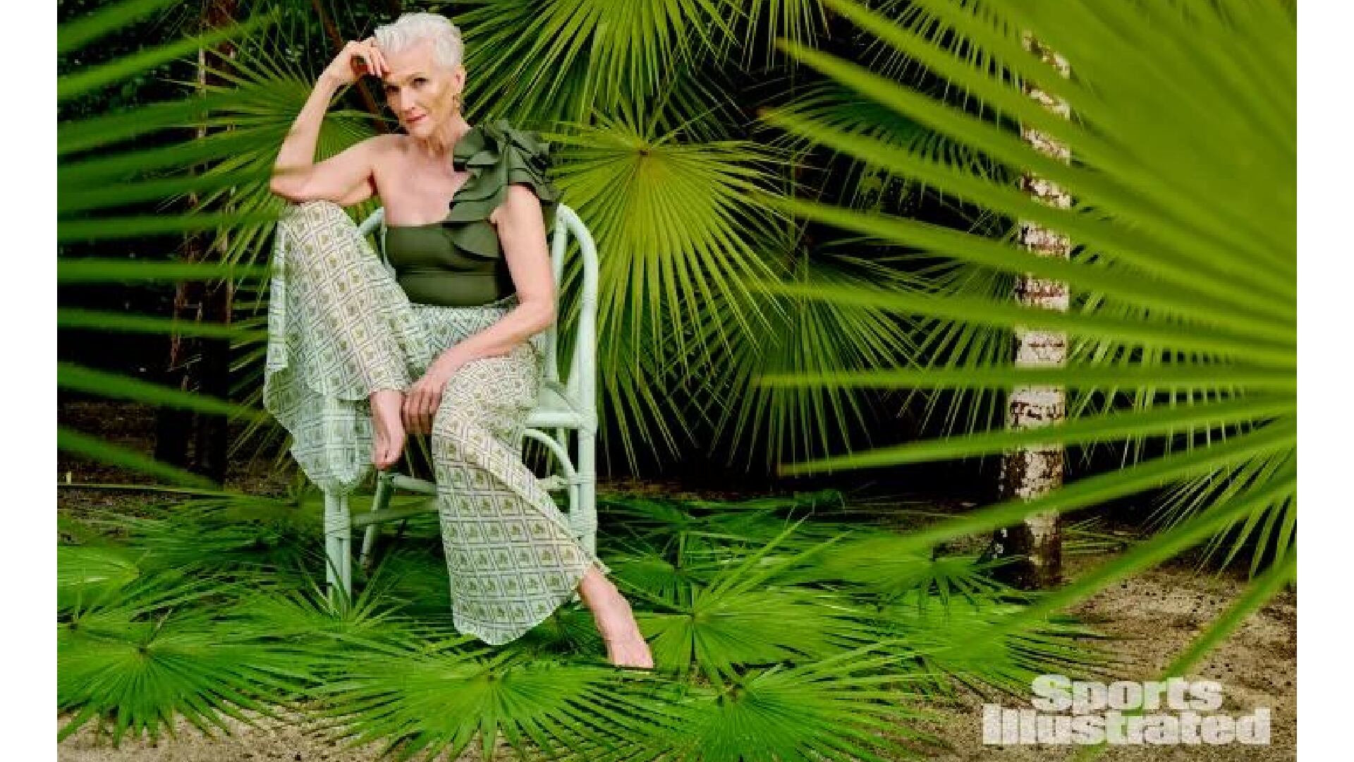 Maye Musk mamá Elon Musk fue fotografiada por Yu Tsai en Belice, para SI Swimsuit en 2022 - Sports Illustrated.