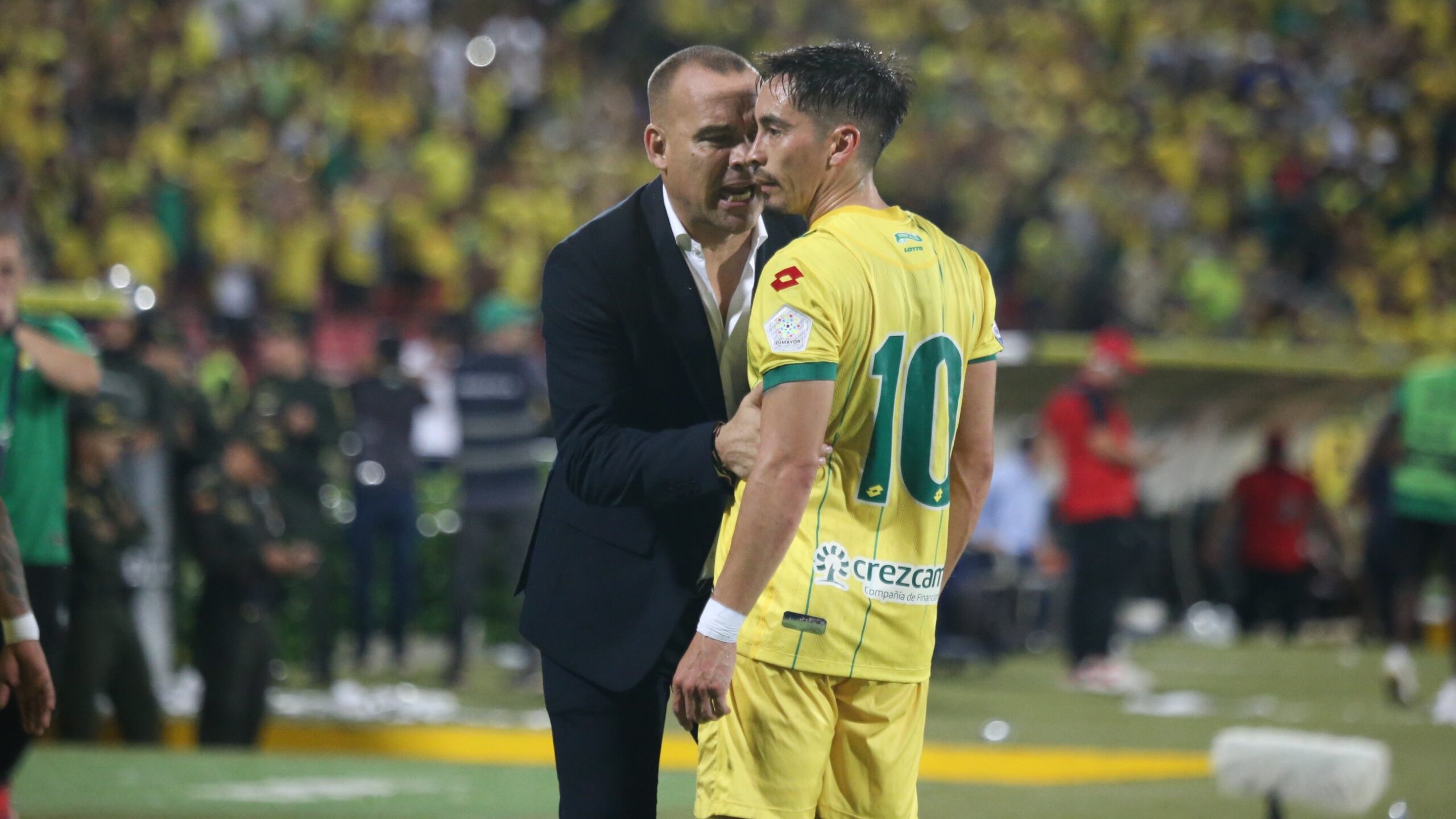 Rafael Dudamel (izq.) y Fabián Sambueza en un partido del Atlético Bucaramanga.