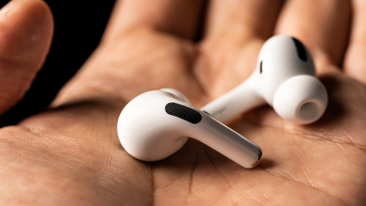La acumulación de suciedad y bacterias en los AirPods es una preocupación común.