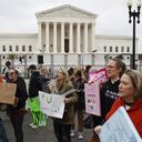 Los manifestantes sostienen carteles durante una manifestación del Día de la Madre en apoyo del derecho al aborto en la Corte Suprema de los Estados Unidos el 8 de mayo de 2022 en Washington, DC.