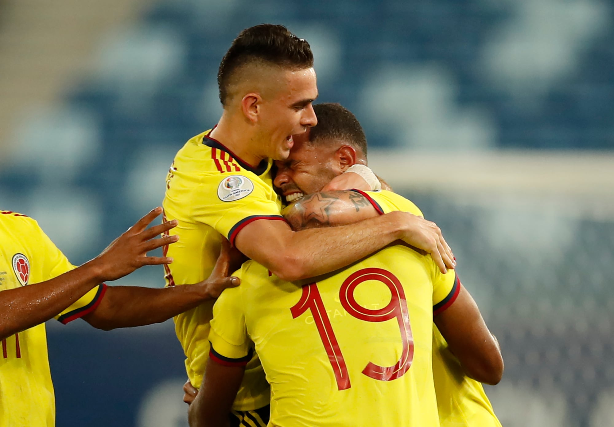 Edwin Cardona (derecha), de la selección de Colombia, festeja tras anotar ante Ecuador en un cotejo de la Copa América, el domingo 13 de junio de 2021 (AP Foto/Bruna Prado)