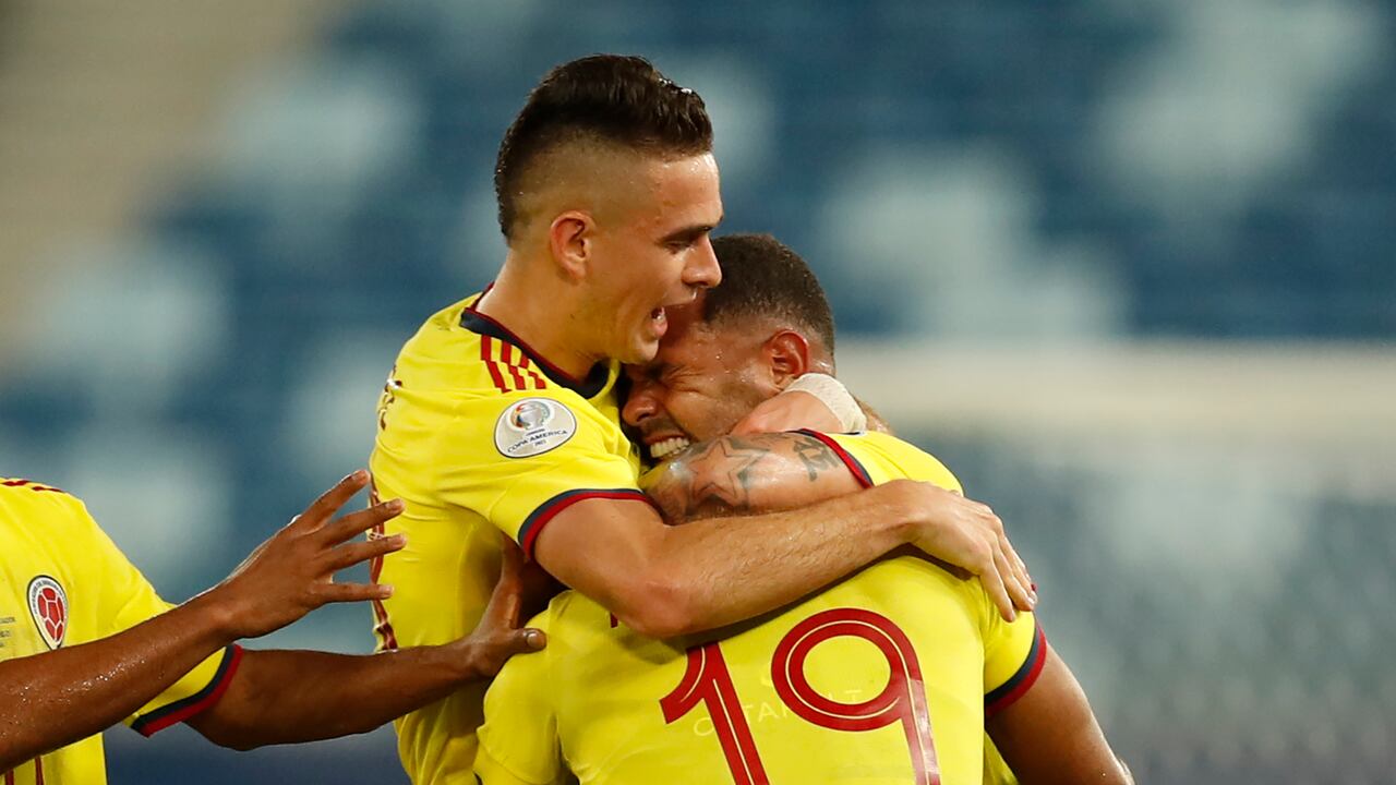 Edwin Cardona (derecha), de la selección de Colombia, festeja tras anotar ante Ecuador en un cotejo de la Copa América, el domingo 13 de junio de 2021 (AP Foto/Bruna Prado)