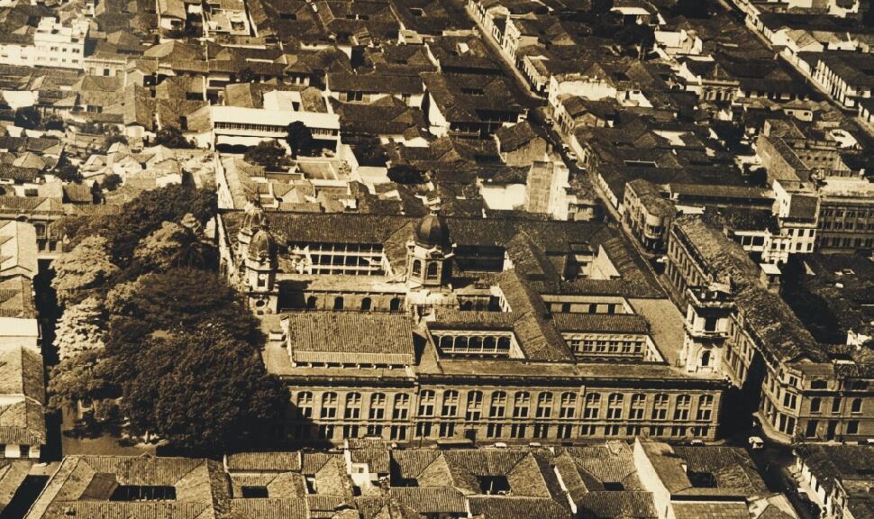 Foto antigua del Claustro San Ignacio en Medellín.