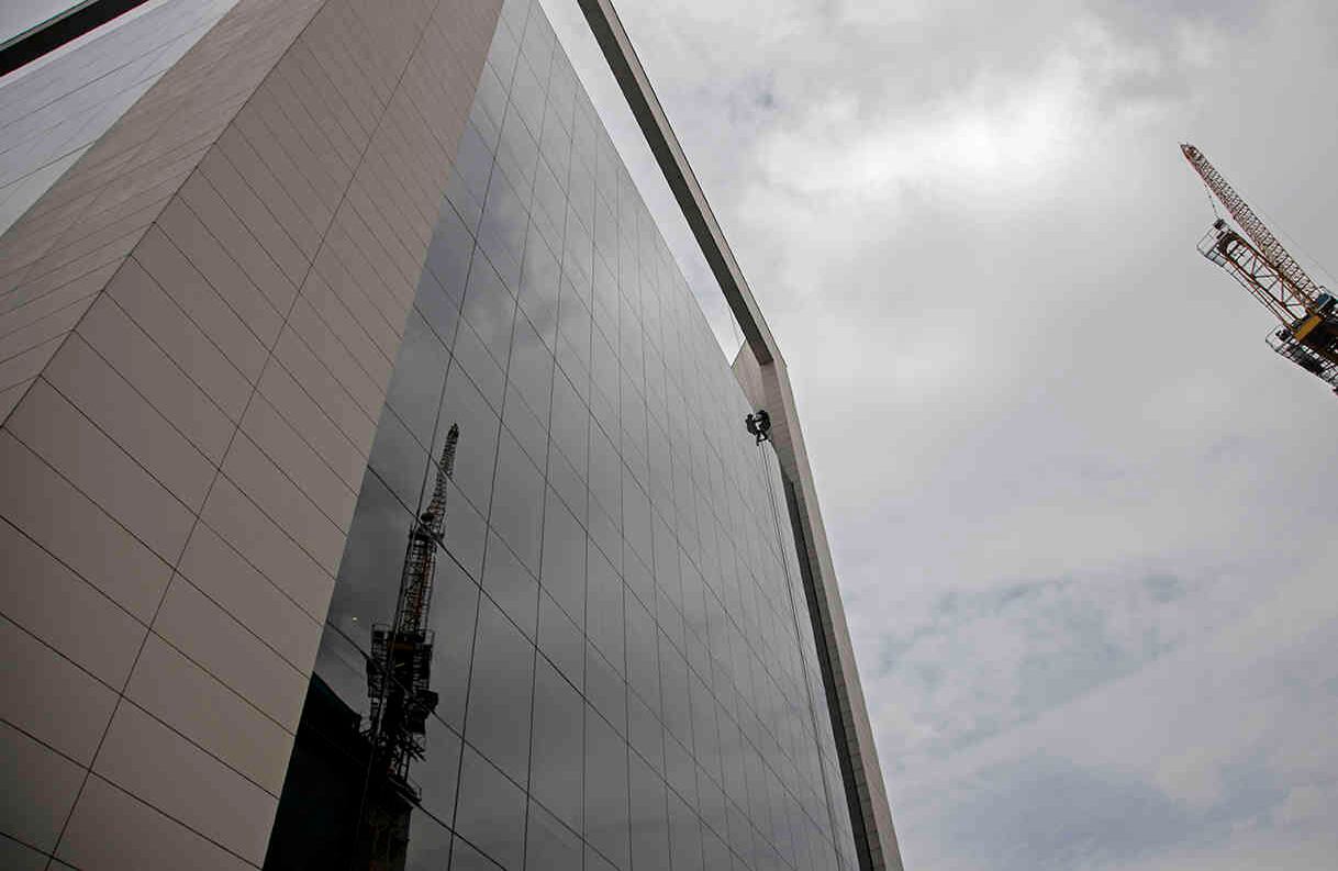 Además del riesgo de caídas mortales, los limpiavidrios de altura deben enfrentar las condiciones climáticas. La lluvia, el viento y las altas temperaturas pueden representar grandes problemas y llevar al trabajador al límite. Foto: Gabriela Alvarado