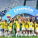 La centrocampista colombiana Daniela Montoya (número 6) y la centrocampista colombiana Leicy Santos (número 10) levantan el trofeo tras la victoria de Colombia en la Liga de Naciones Femenina de la CONMEBOL al término del partido de fútbol entre Paraguay y Colombia en el Estadio Defensores del Chaco de Asunción, el 9 de junio de 2026. (Foto de DANIEL DUARTE / AFP)