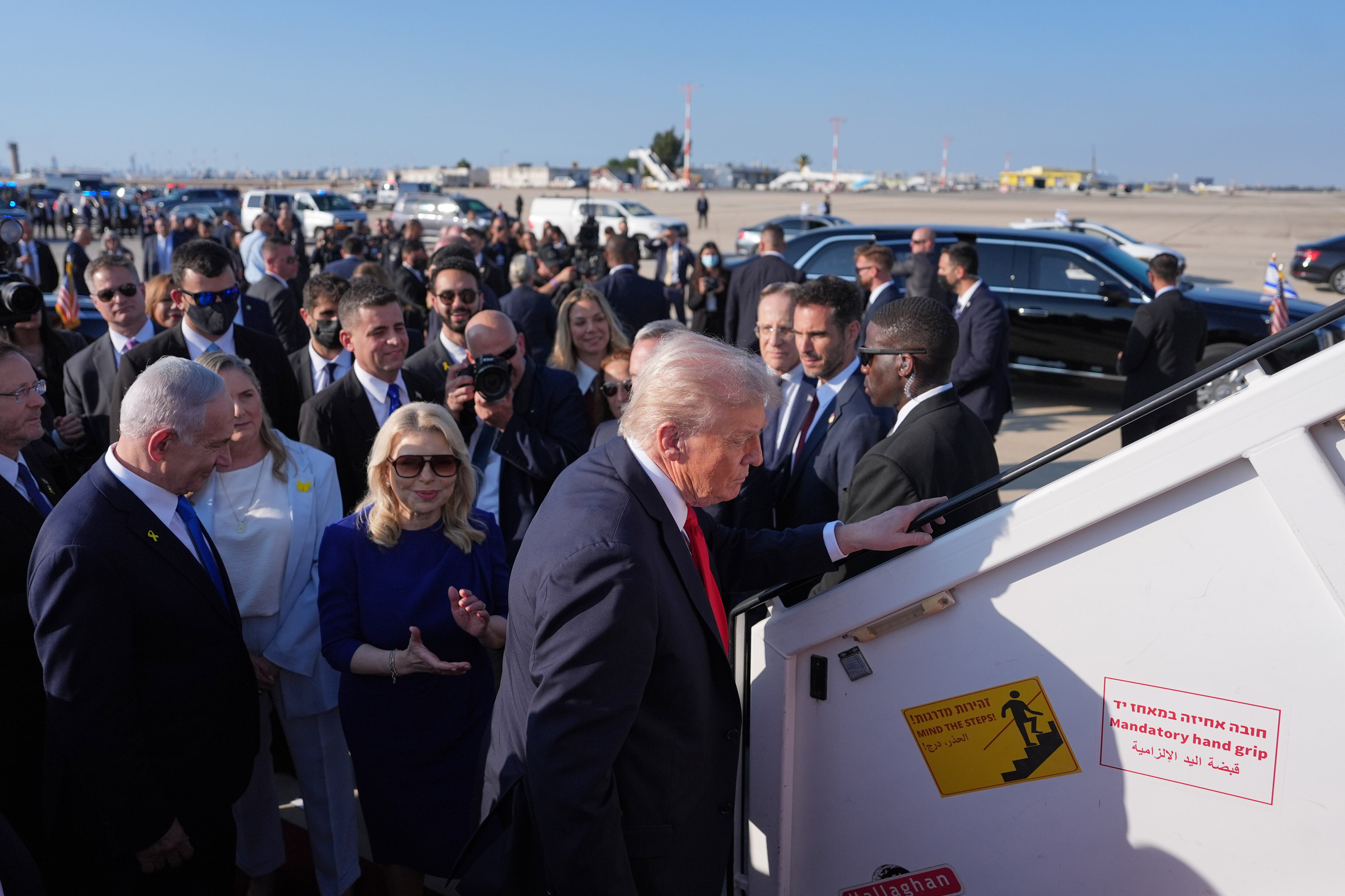 El presidente Donald Trump aborda el Air Force One en el Aeropuerto Internacional Ben Gurión con destino a Egipto.