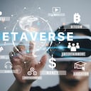 Hombre con gafas VR Metaverso de conexión a Internet global virtual con una nueva experiencia en el mundo virtual del metaverso. "Concepto de tecnología Metaverse Innovación de futurista.