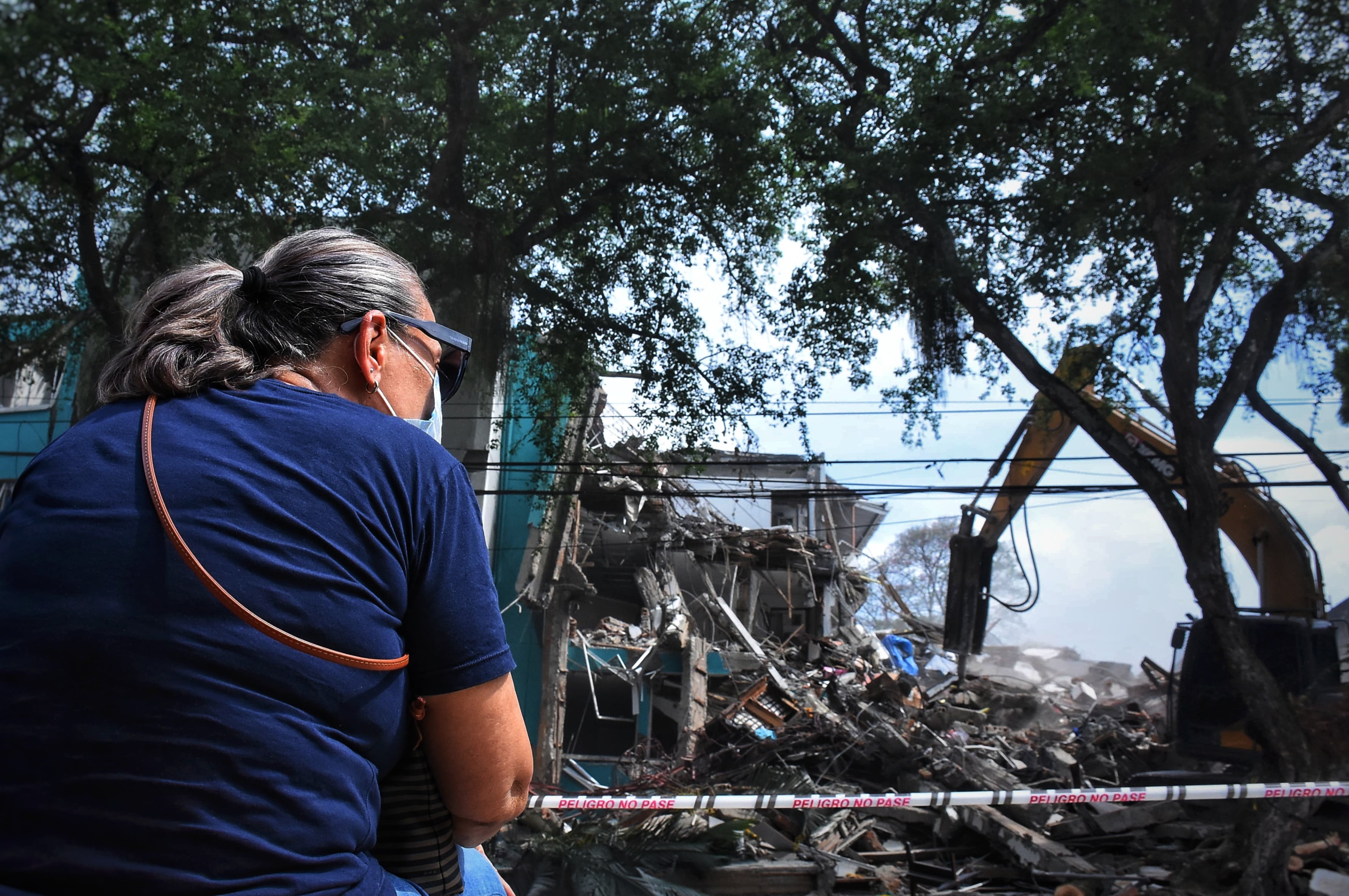 Demolición del Edificio María Mercedes en el barrio Cuarto de Legua.
