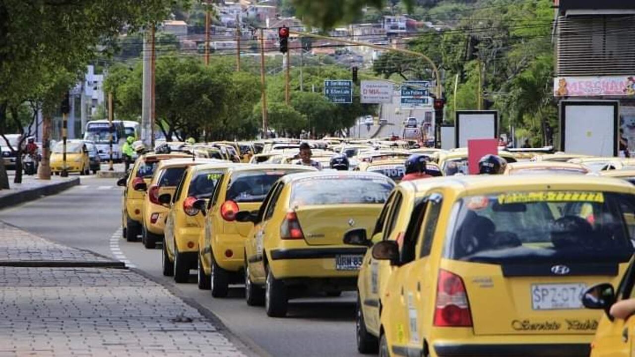 Taxistas están inconformes con los comparendos en paraderos improvisados.
