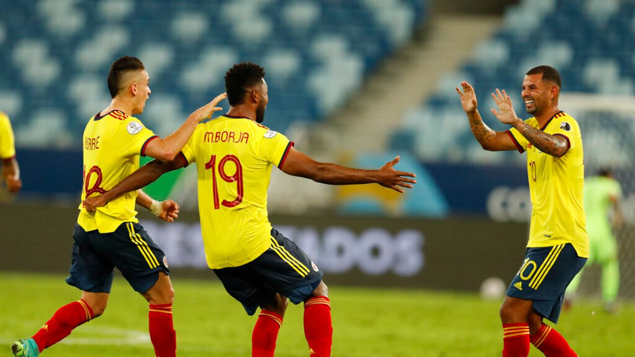 Edwin Cardona (derecha), de la selección de Colombia, festeja con sus compañeros luego de abrir el marcador en el partido ante Ecuador, el domingo 13 de junio de 2021. El duelo de la Copa América se realizó en Cuiabá, Brasil (AP Foto/Bruna Prado)