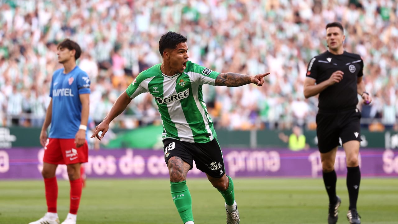 Cucho Hernández, de Real Betis. Atacante que aspira a ser llamado a la Selección Colombia.