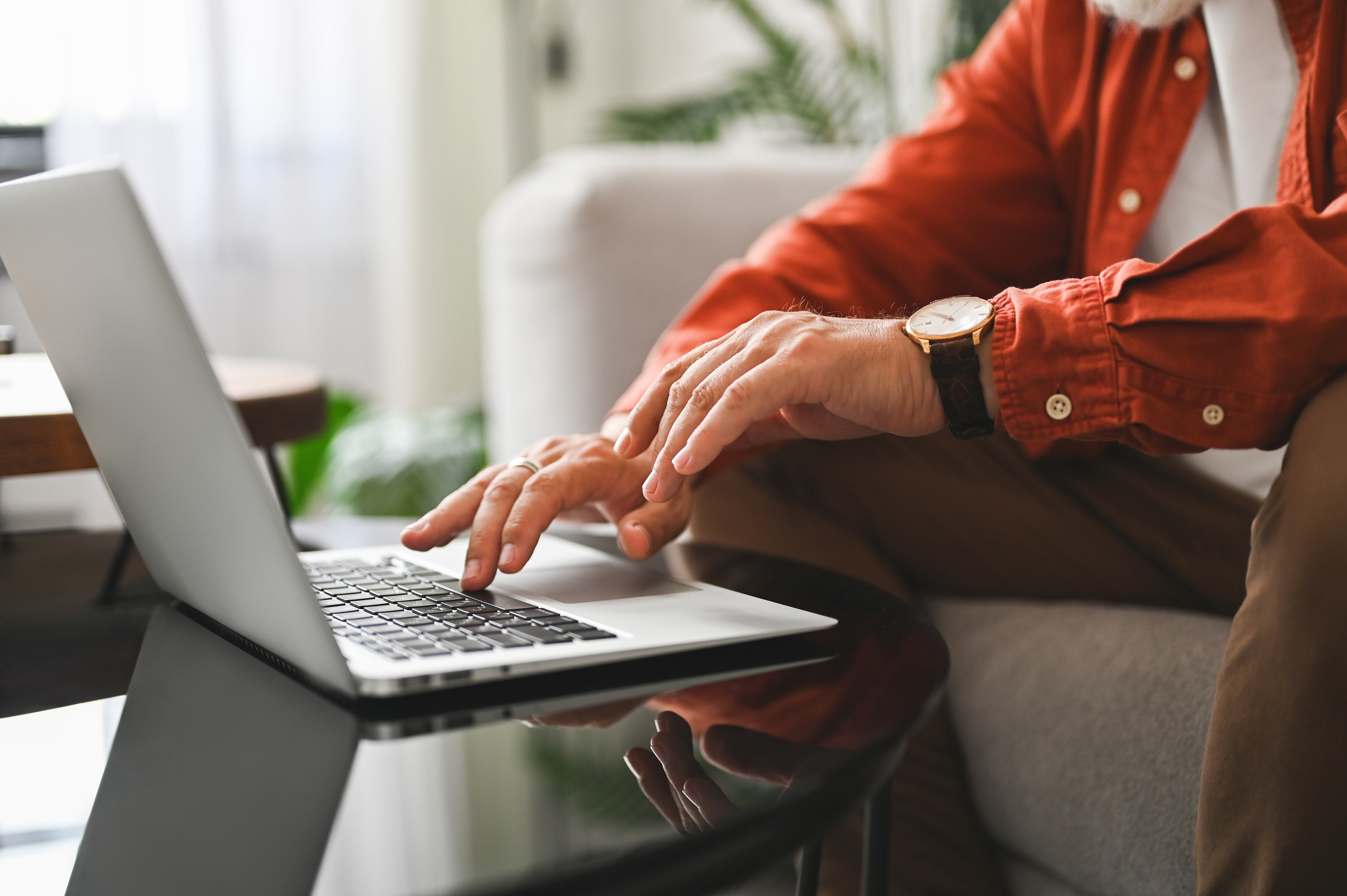 Las estafas románticas, en particular, representaron pérdidas de casi $357 millones, con más de 6,700 informes de víctimas en este grupo de edad.