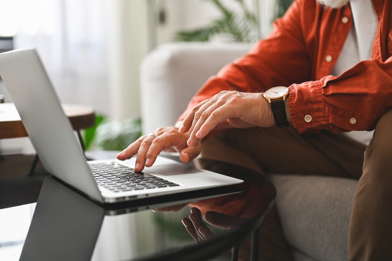 Las estafas románticas, en particular, representaron pérdidas de casi $357 millones, con más de 6,700 informes de víctimas en este grupo de edad.