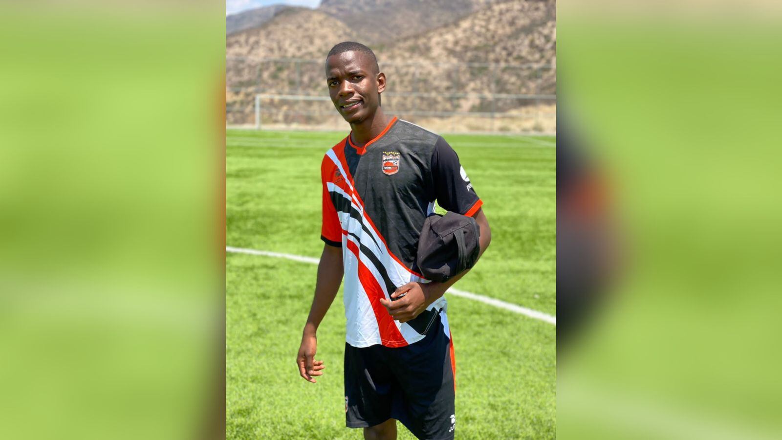 A Jhonatan Rodríguez le ha tocado alternar sus entrenos con trabajos de construcción.