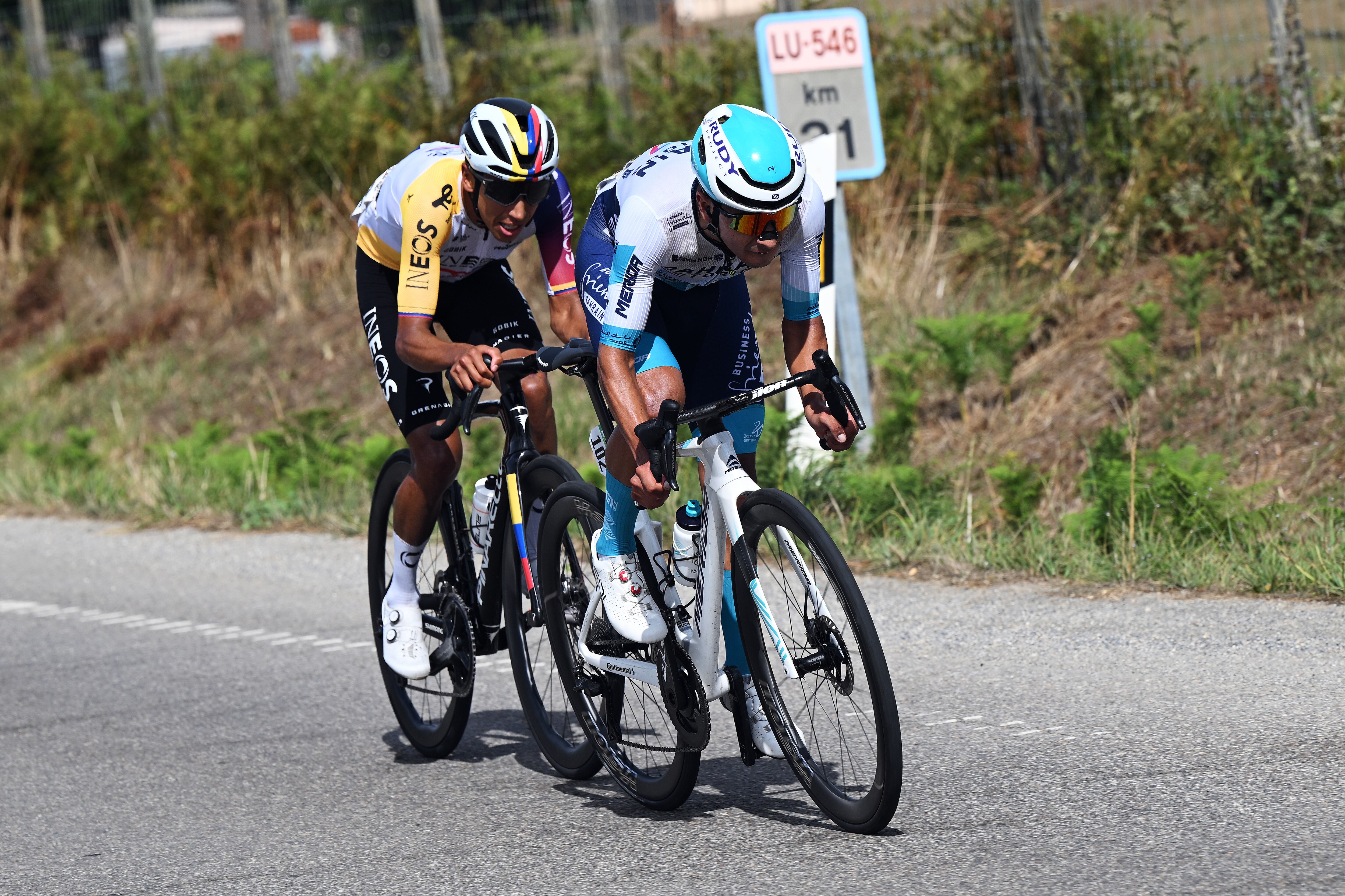 Egan Bernal y Santiago Buitrago en la etapa 15 de la Vuelta a España 2025