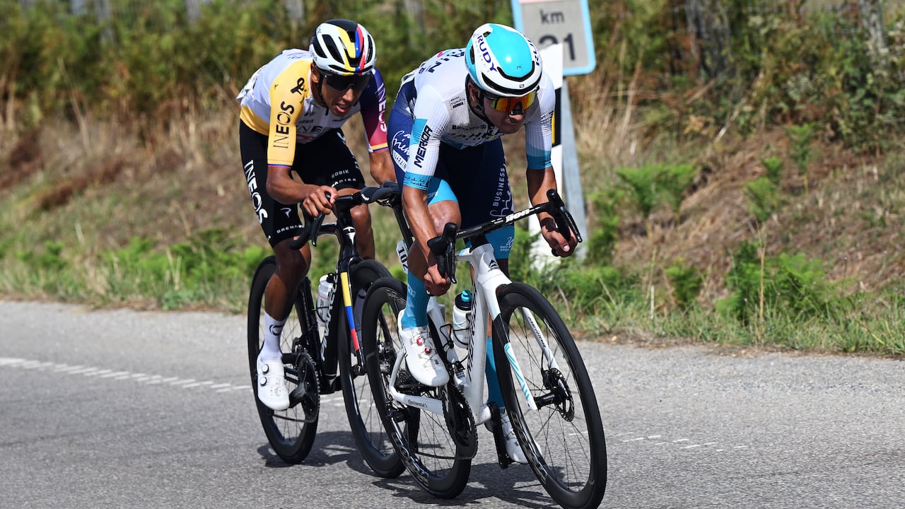 Egan Bernal y Santiago Buitrago en la etapa 15 de la Vuelta a España 2025