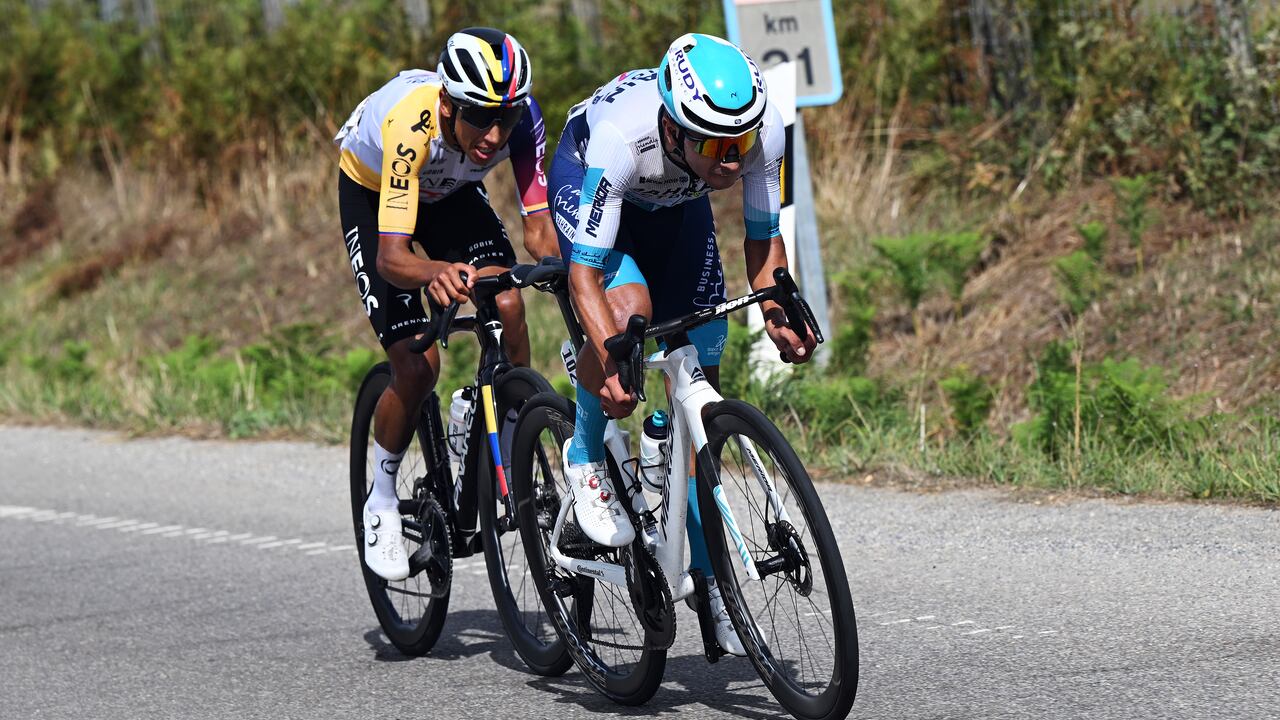 Egan Bernal y Santiago Buitrago en la etapa 15 de la Vuelta a España 2025.