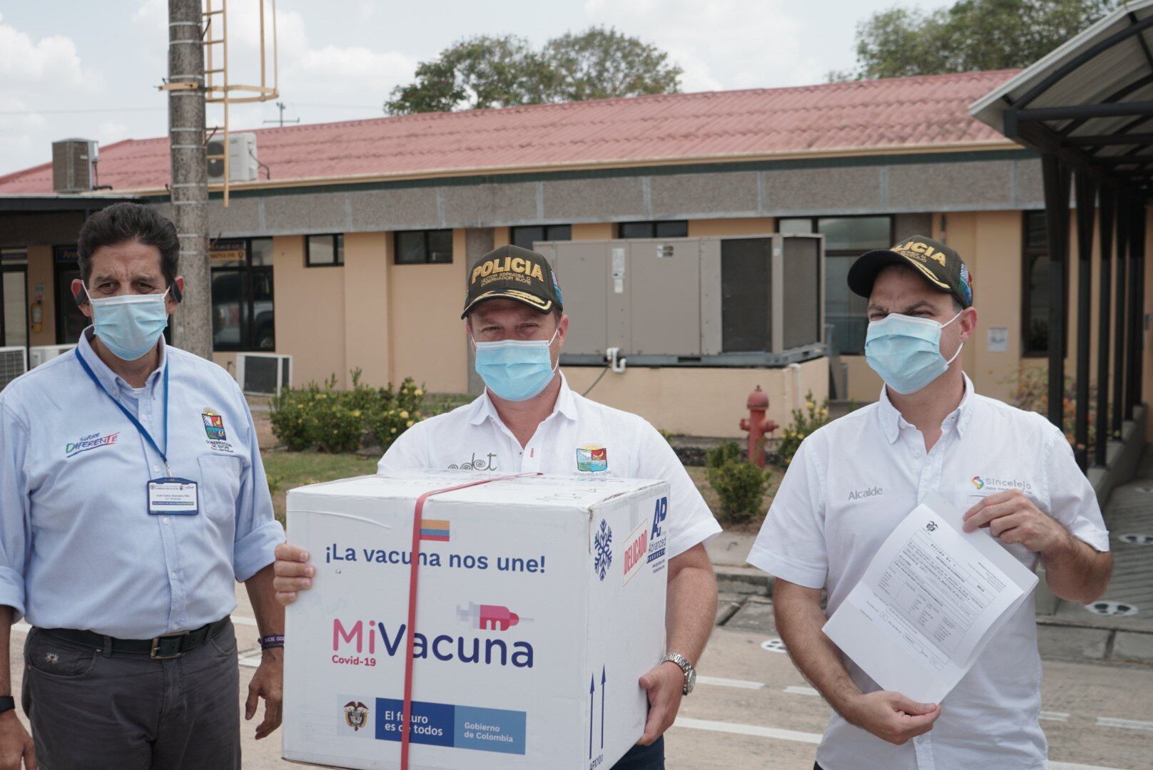 Gobernador de Sucre, Héctor Olimpo Espinosa recibe las primeras dosis de la vacuna contra la covid-19 para su departamento.