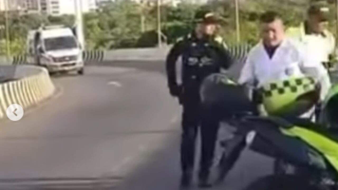 Este es el momento en el que las autoridades atienden el accidente.
