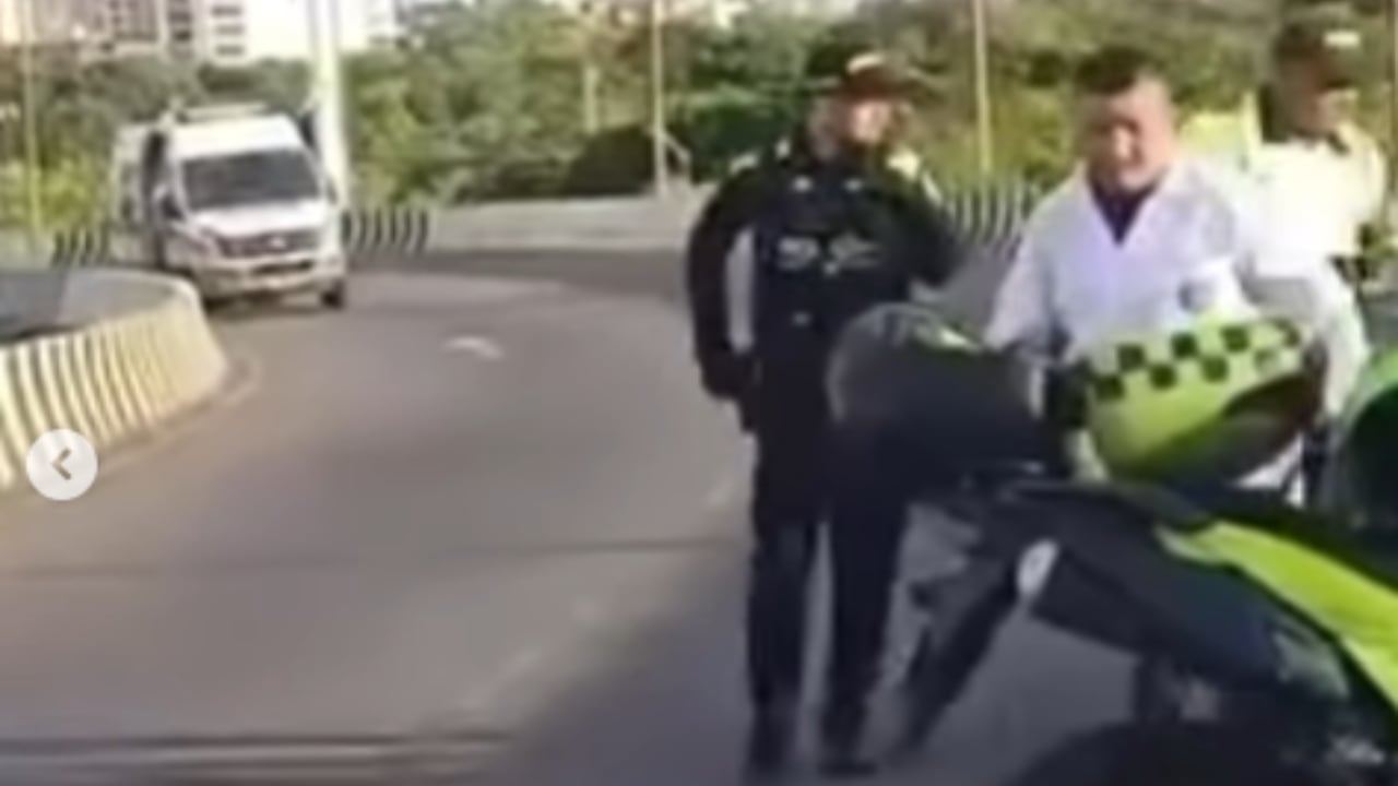 Este es el momento en el que las autoridades atienden el accidente.