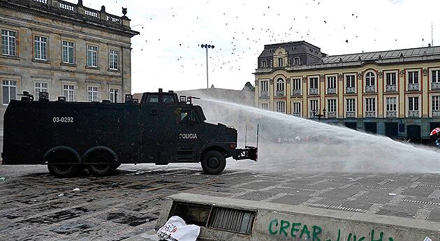 Una tanqueta de la policía, lanza agua sobre los  manifestantes, en la Plaza de Bolívar, en Bogotá, Colombia, durante la celebración del día Internacional del Trabajo,  el 01 de mayo de 2013. Foto: Carlos Julio Martínez / SEMANA