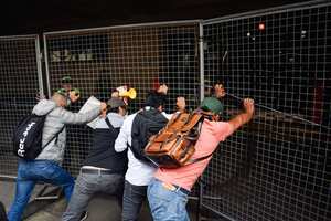 Manifestantes intentando ingresar a la Corte Suprema de Justicia, en Bogotá (Foto de Cristian Bayona/Long Visual Press/Universal Images Group via Getty Images)