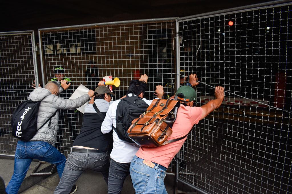 Manifestantes intentando ingresar a la Corte Suprema de Justicia, en Bogotá (Foto de Cristian Bayona/Long Visual Press/Universal Images Group via Getty Images)