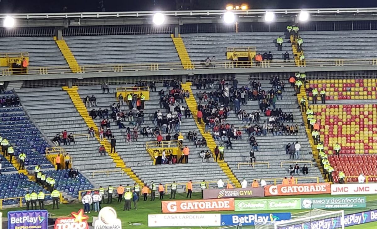 Hinchas del cuadro visitante en la tribuna oriental norte