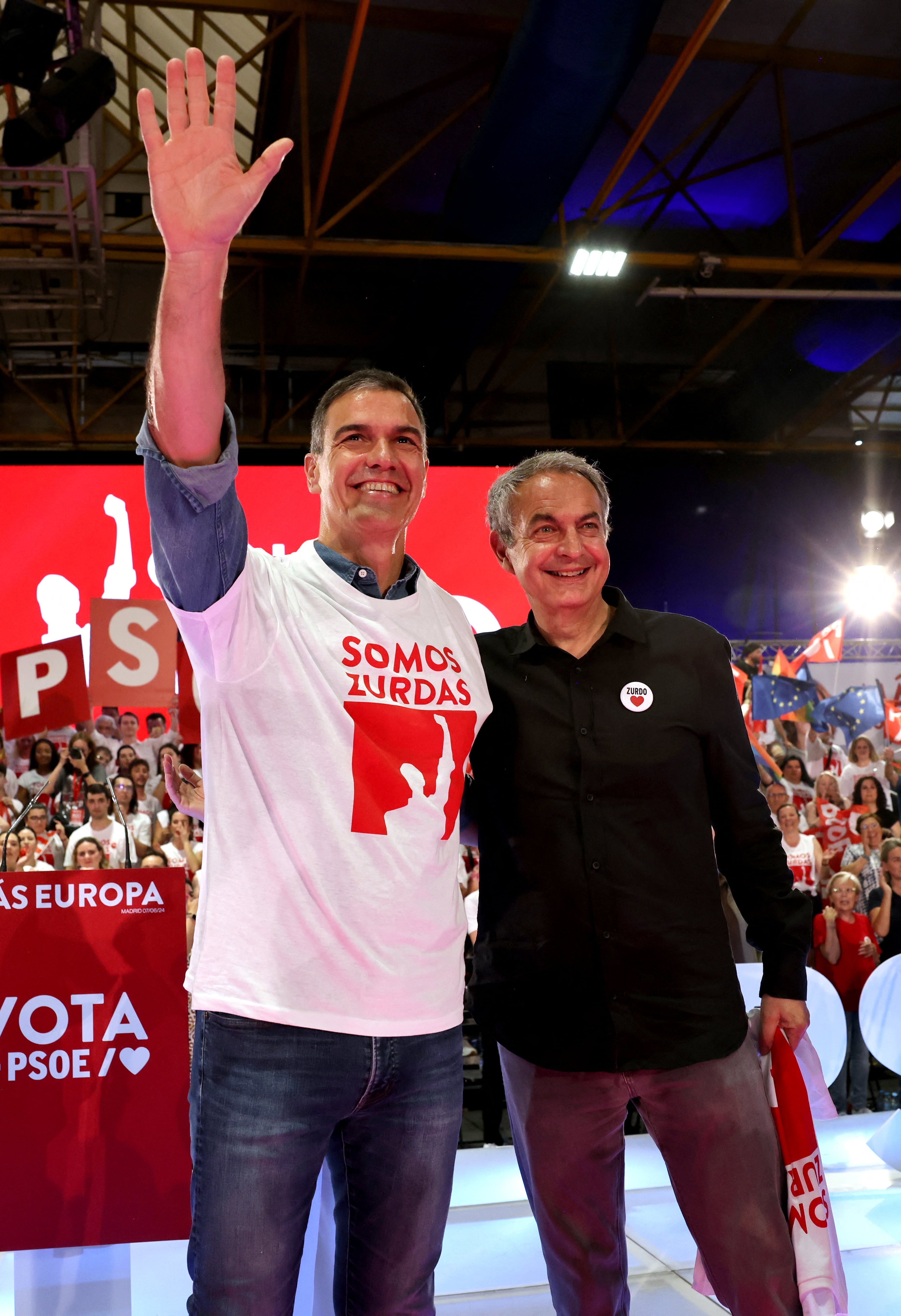 El presidente del Gobierno español, Pedro Sánchez, flanqueado por el expresidente del Gobierno español, José Luis Zapatero (derecha)