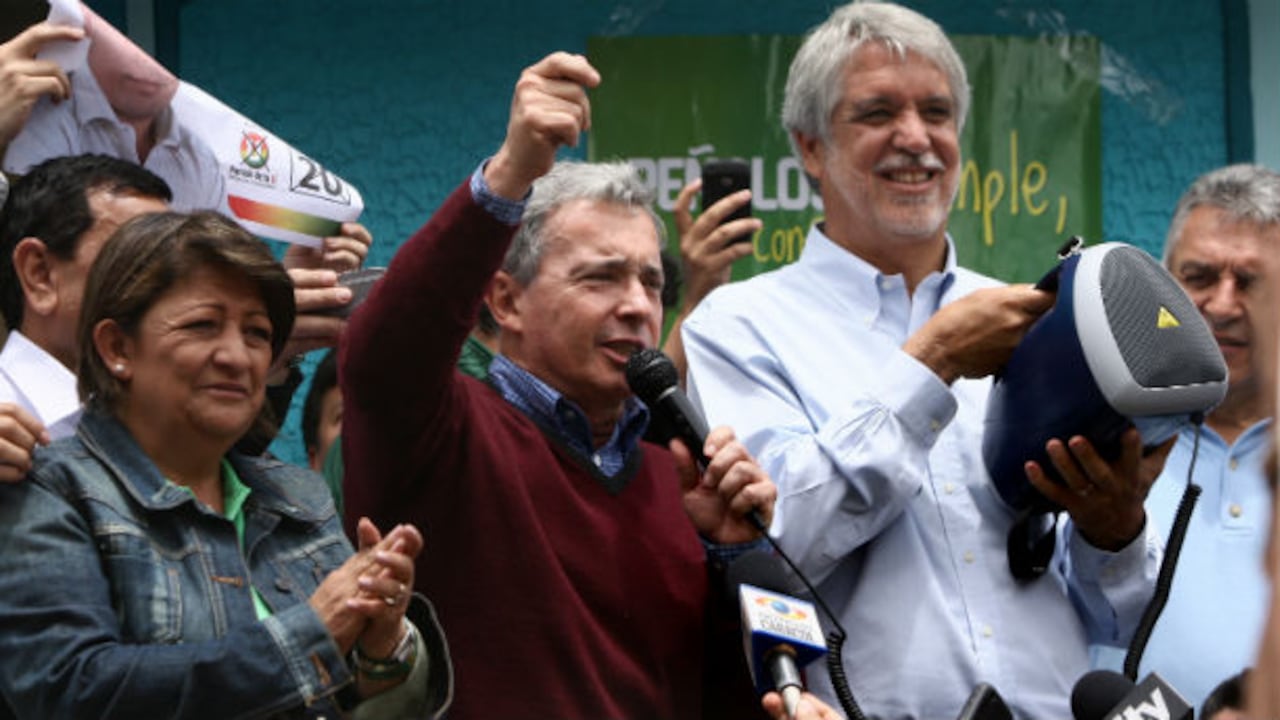 En el 2011, Álvaro Uribe y Enrique Peñalosa estrecharon lazos cuando el ahora candidato presidencial por la Alianza Verde le disputaba la alcaldía a Gustavo Petro. Desde entonces, se hicieron comunes los elogios mutuos y los eventos en barrios populares en los que ambos se sostenían el megáfono mientras decían sus discursos.