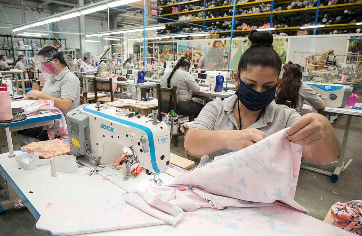 Cabe recordar que en Medellín las empresas con dos o más personas contagiadas serán cerradas por 14 días para cuidar la salud de sus empleados. Foto: David Estrada Larrañeta - SEMANA