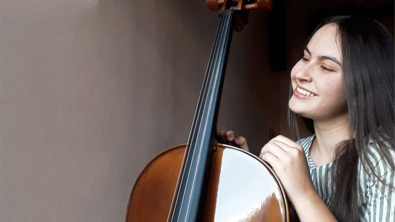 Sofía Gutiérrez, estudiante de grado once del Colegio Pio XII, toca el violonchelo en la Banda Sinfónica y cursa un técnico en Operación Turística Local. Es una de las beneficiarias de las alianzas entre la administración municipal de Salamina y entidades educativas.