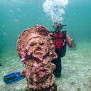 El guía Orlis Navas bucea en el MUSZIF underwater museum in Isla Fuerte, Bolivar department, Colombia, on May 22, 2024. In the Colombian Caribbean an underwater museum protects coral reefs threatened by tourism and climate change. (Photo by Luis ACOSTA / AFP)