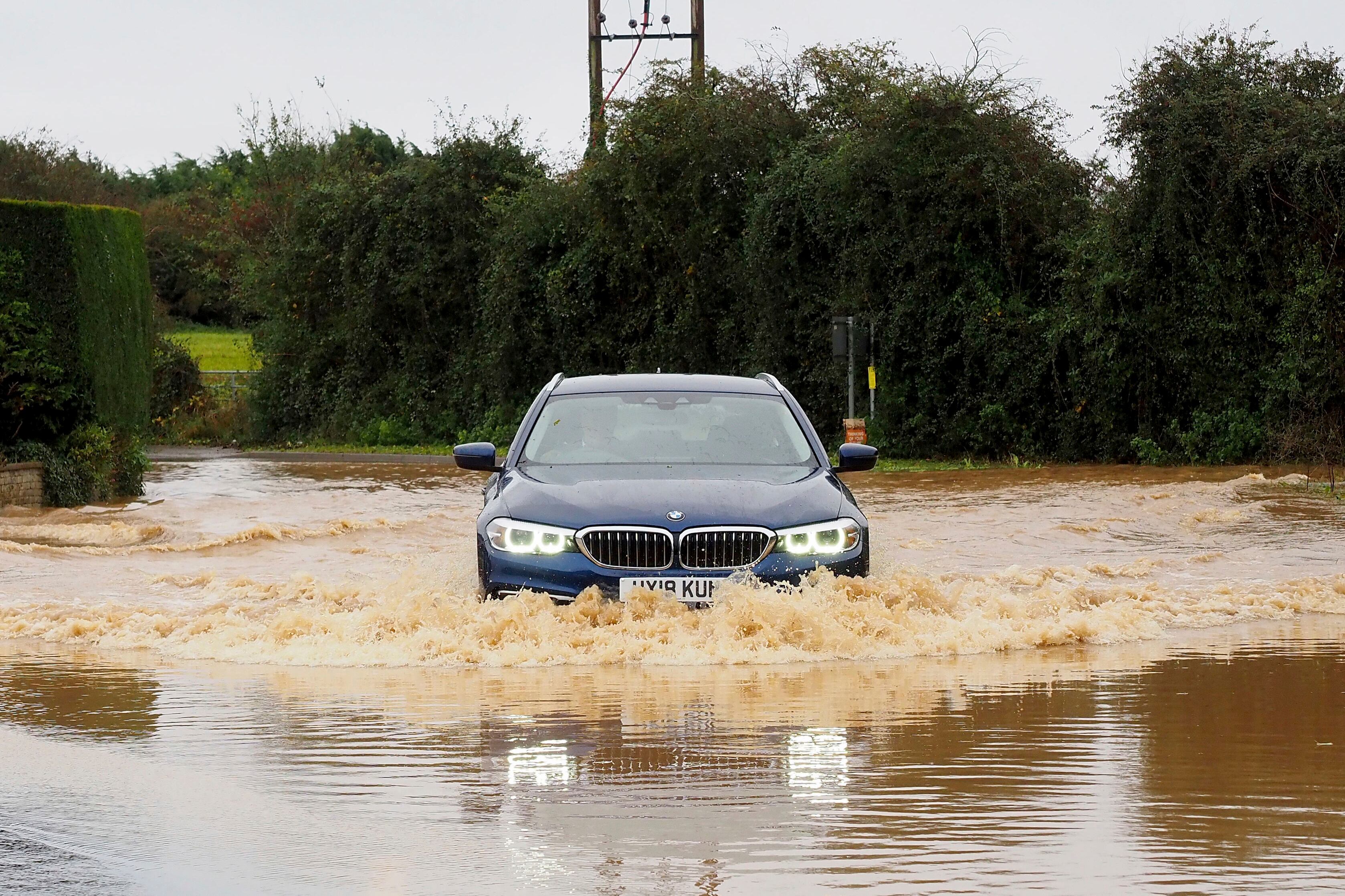 Un automóvil conduce por una carretera inundada en Yapton, Inglaterra, el jueves 2 de noviembre de 2023. Vientos de hasta 180 kilómetros por hora (108 mph) azotaron la costa atlántica de Francia durante la noche mientras la tormenta Ciaran azotaba países de Europa occidental, arrancando árboles y haciendo estallar ventanas y dejó a 1,2 millones de hogares franceses sin electricidad